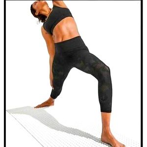 Like new! Athleta Phenom Sheer Camo 7/8 tight size medium